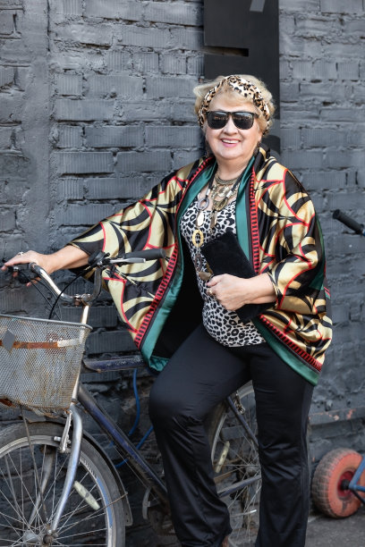 老太太骑着自行车在户外图片下载