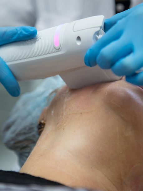 非手术整容。sma材料超声波。恢复活力的过程。硬件美容。轮廓的脸塑料。皮肤科医生给一名白人女性做超声波整容手术图片下载