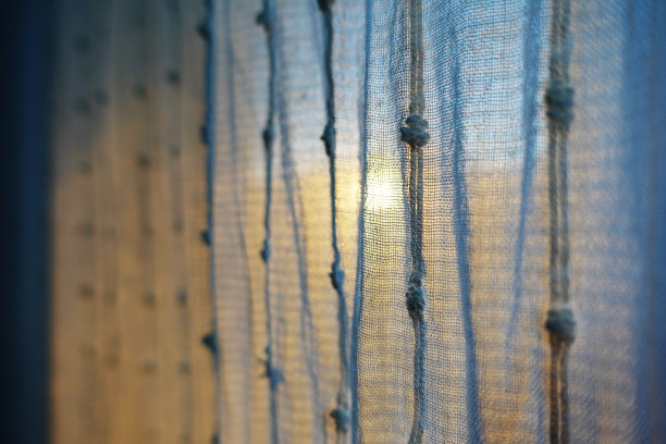 静物:透过窗帘的夕阳图片下载