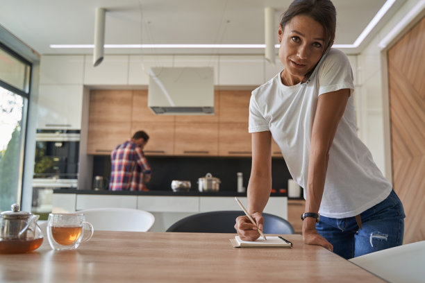 漂亮严肃的女人穿着休闲装在家里的公寓里用手机聊天图片下载