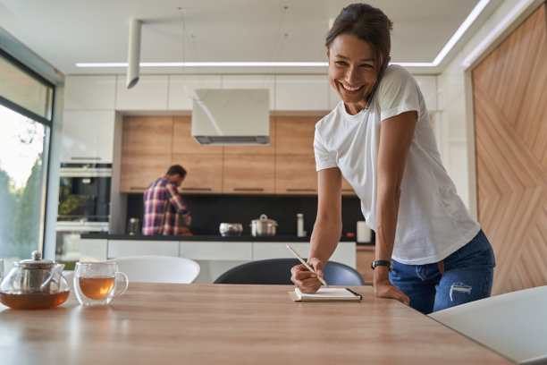 一个优雅的白人女士在家里用手机聊天图片下载