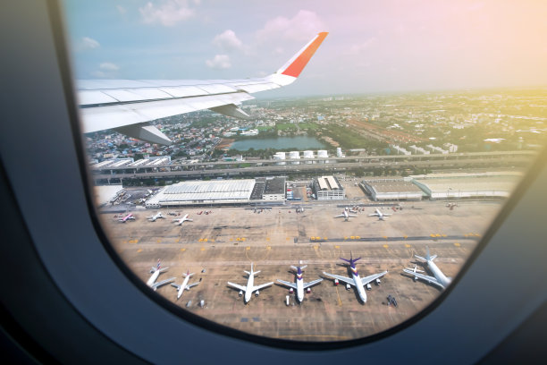 日出时国际机场的鸟瞰图。图片下载