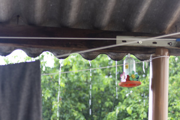 雨落在屋顶图片下载