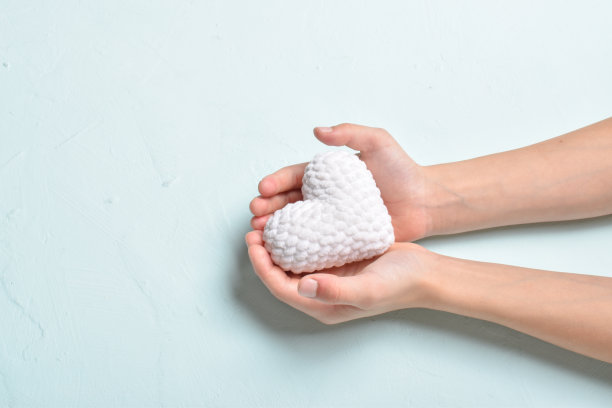 横幅上孩子的手握着一颗白色的心。爱。器官捐赠。世界卫生日。母亲节。图片下载