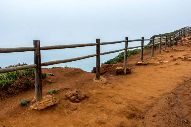 葡萄牙Cape Rock边缘的木栅栏图片下载