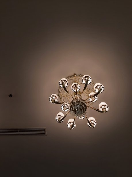 光水晶灯悬挂电线引线。光的水晶灯。奢侈的灯。此概念为庆典背景。图片下载