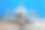 一个成熟的白人，坐在长椅上用手机。蓝色背景。本空间图片下载