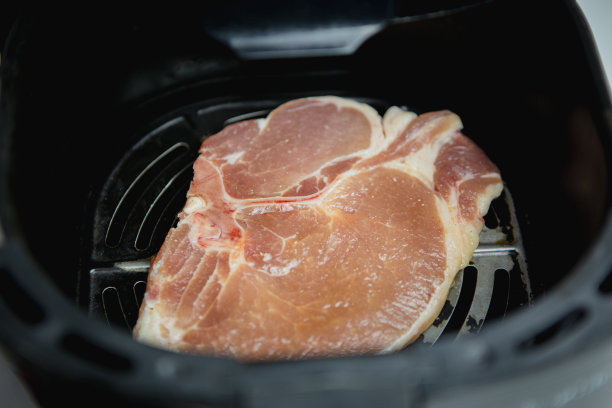 猪肉是在没有油的油锅里炸的。图片下载