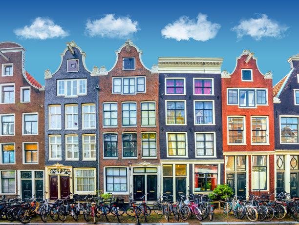 幻想设计的阿姆斯特丹老街，典型的房子，自行车，蓝天和白云。卡通风格的房子背景。图片下载