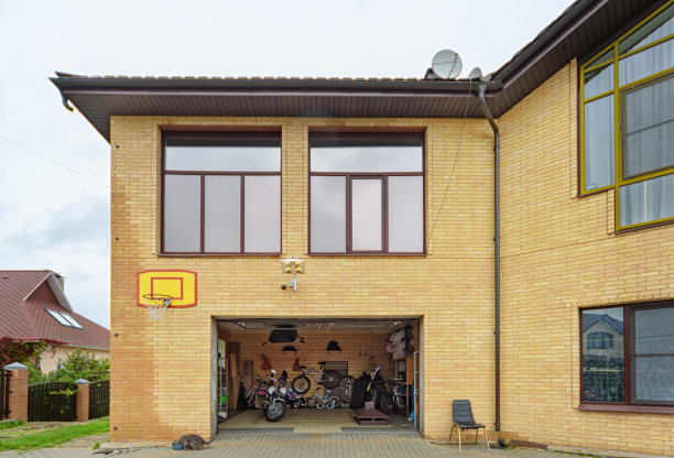 村子里的房子。车库门的视图图片下载