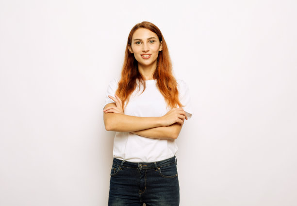 年轻的姜正面女性的肖像与愉快的表情，穿着休闲的衣服，在白色的背景图片下载