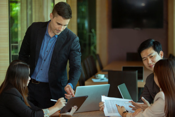 一位英国男教师正在教授一门国际语言图片下载