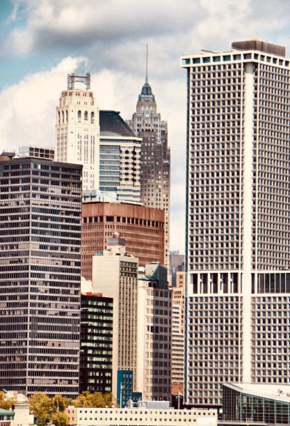 在人口稠密的曼哈顿城市天际线的屋顶视图-股票照片图片下载