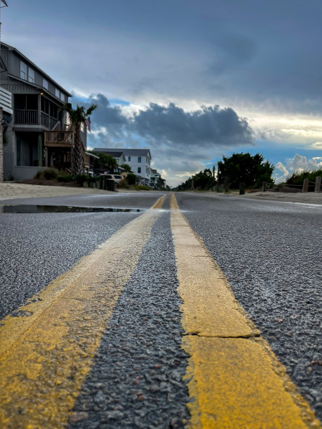 海滩路的低角度拍摄图片下载