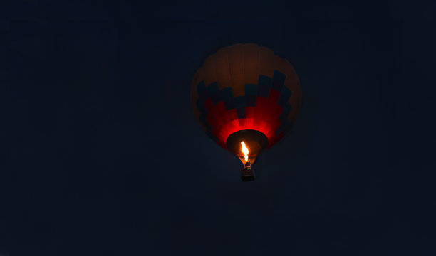 蓝色背景的热气球。图片下载