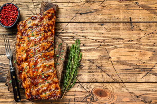 烤和熏猪肉排骨。木制背景。前视图。本空间图片下载