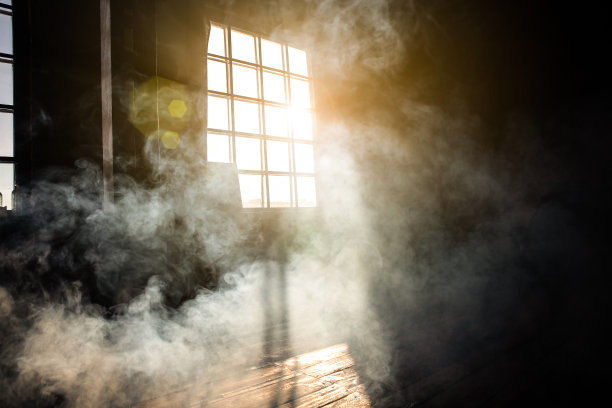 阳光透过窗户反射在木地板上。阁楼设计工作室浓烟滚滚。电影的照片。图片下载