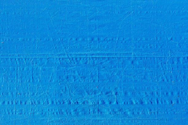 皱巴巴的蓝色防水布的质地图片下载