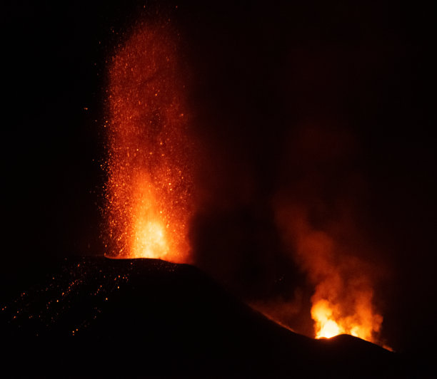 拉帕尔马康伯利维亚火山爆发图片下载