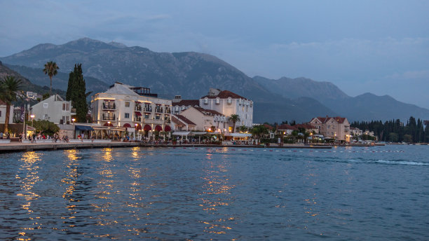蒂瓦特步道夜景在黑山股票照片图片下载