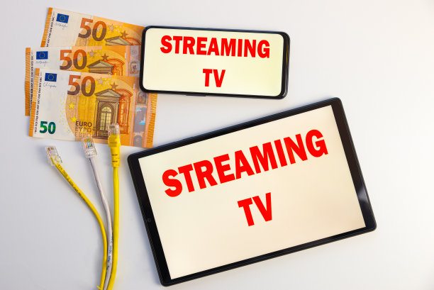 平板电脑和智能手机上有“流媒体电视”文本，旁边有电缆和钞票。图片下载