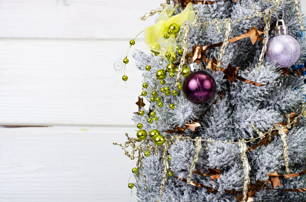 我们庆祝圣诞节和新年。用球和玩具装饰的小圣诞树。工作室的照片。图片下载