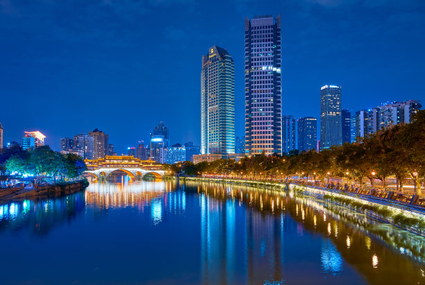 中国四川省成都市九眼桥安顺廊桥的夜景图片下载