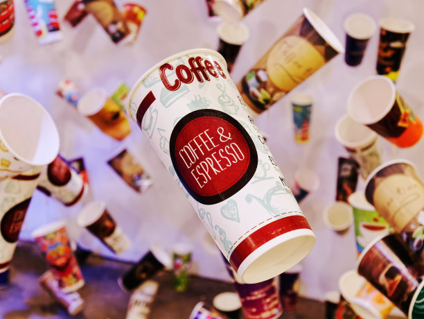 有选择性聚焦的漂浮纸杯图片下载