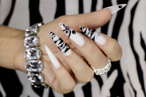 啫喱修指甲锋利的形状。图片下载