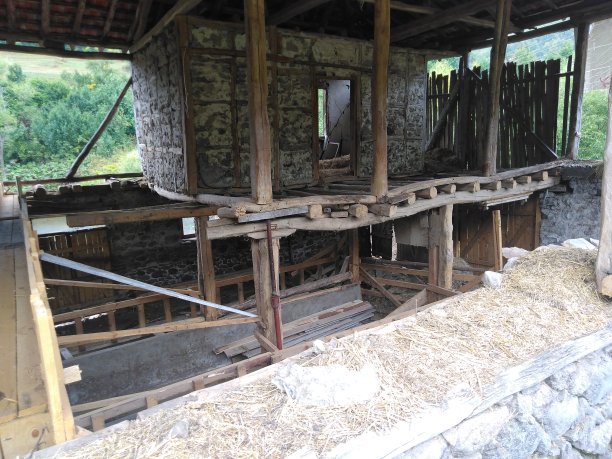 保加利亚复兴风格建筑住宅，开放的墙壁和可见的内部从外面。图片下载