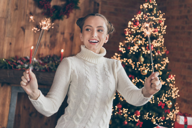 小女孩开心正笑的照片举行孟加拉灯气氛魔术夜时间noel装饰室内图片下载