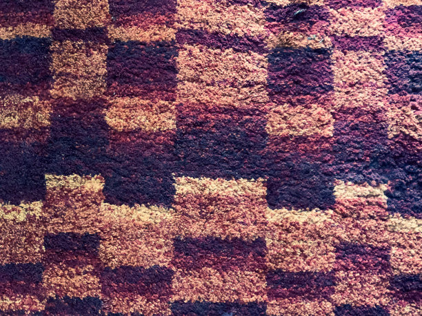 一种红色、橙色和黄色织物的纹理。图片下载