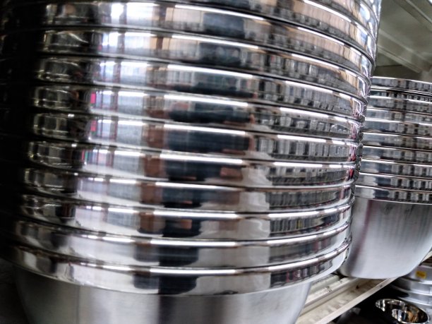 一堆银铝盆。图片下载