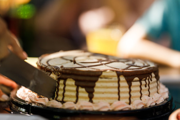 切蛋糕的特写镜头!图片下载