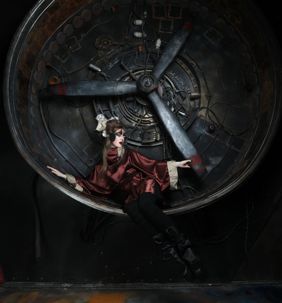 激进时尚的蒸汽朋克女性在一个创造性的内部图片下载