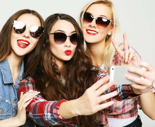 女孩朋友们穿着时髦的衣服自拍图片下载