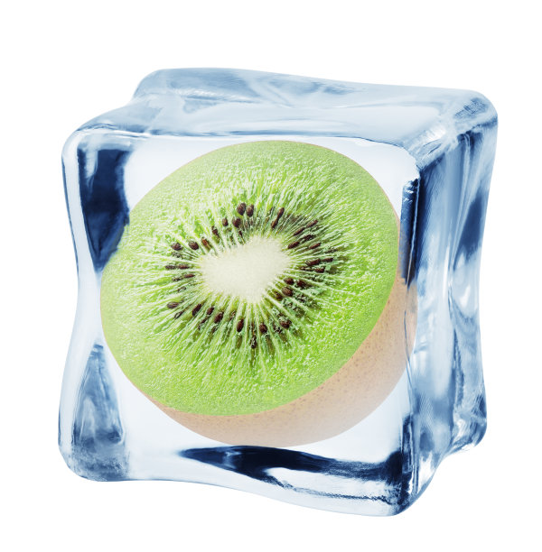 冰立方的奇异果，隔离在白色背景，剪切路径，全景深图片下载