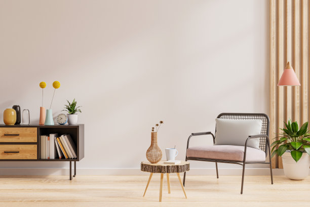 客厅内部与扶手椅空白色墙背景。图片下载