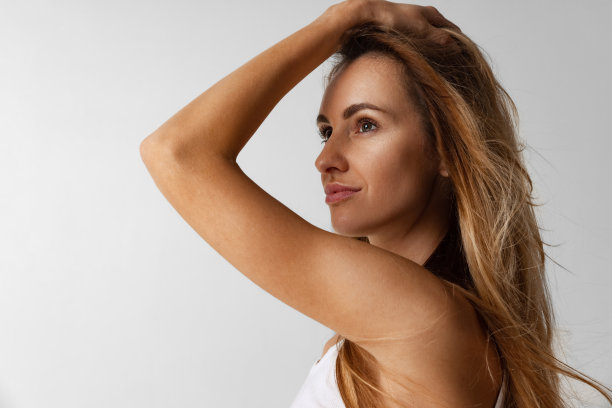 特写的年轻美丽微笑的女人没有化妆孤立在白色的工作室背景。自然美景的概念。图片下载