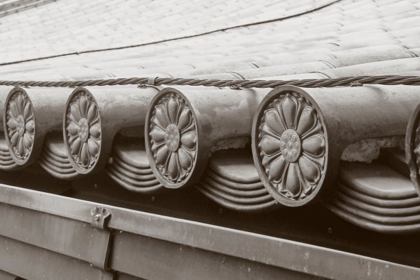 以黄褐色为背景的韩国传统历史屋顶与亚洲复古瓦片。传统韩国瓦屋顶的古代表面纹理与细节。首尔,韩国。图片下载