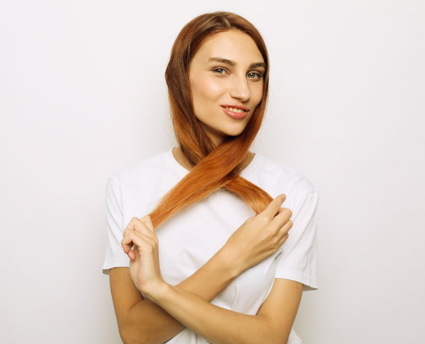 生活方式和人们的观念-美丽快乐的姜女士触摸她的头发图片下载