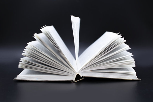 一本翻开的黑色背景的旧书。教育与发展的理念图片下载