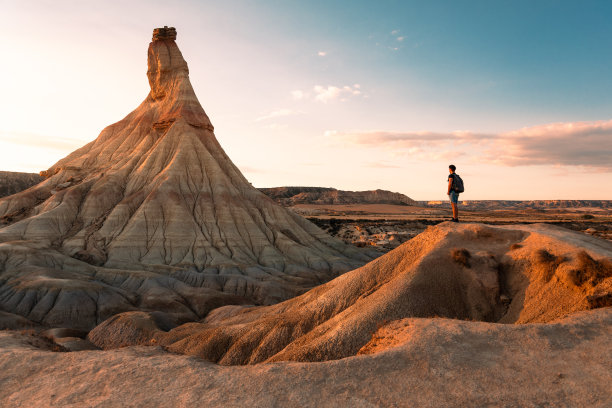 年轻人在巴斯克地区纳瓦拉的巴尔德纳斯Reales沙漠著名的Castildetierra自然遗迹。图片下载