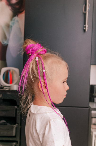 金发女孩的粉色辫子图片下载