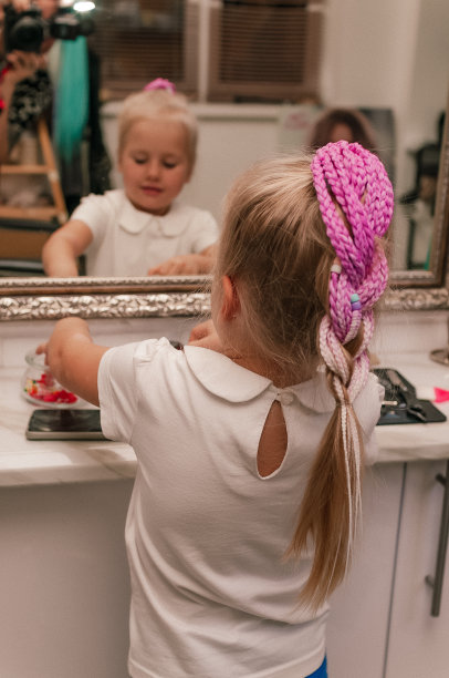 一个金发女孩的粉色发辫图片下载