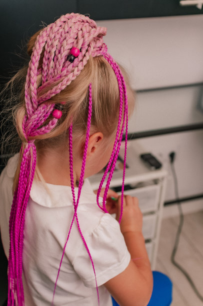 金发女孩的粉色辫子图片下载