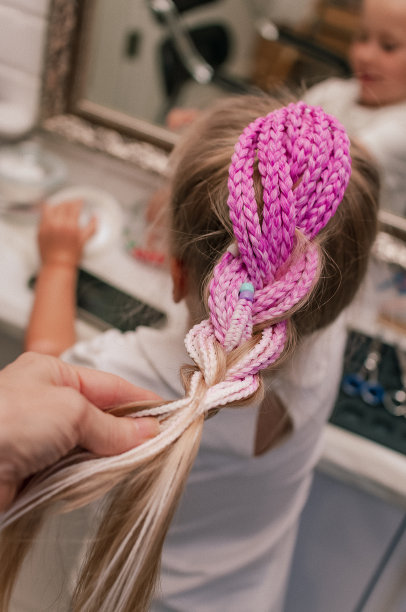 一个金发女孩的粉色发辫图片下载