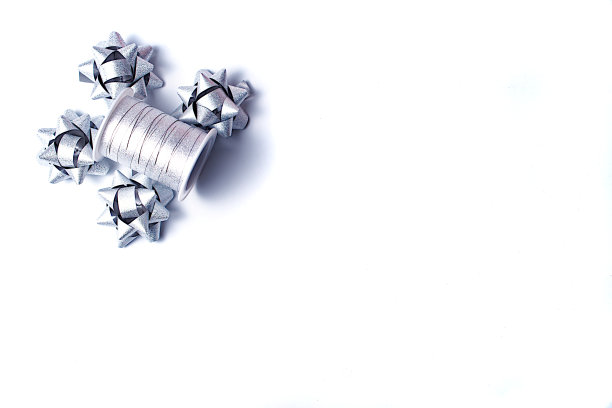 银色丝带和四个蝴蝶结。礼品包装用的丝带。平的。图片下载