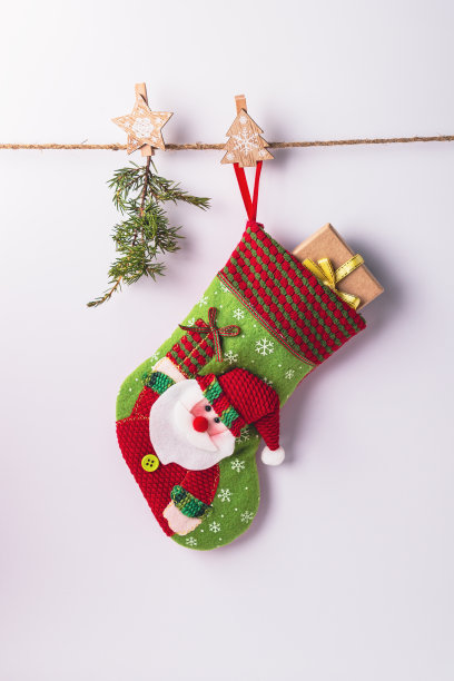 白色背景上的礼物圣诞靴图片下载