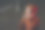 一名戴着耳机的年轻女子在录音棚里对着麦克风深情歌唱。明星，才艺，准备表演，录音棚录音。专业录音隔音室图片下载